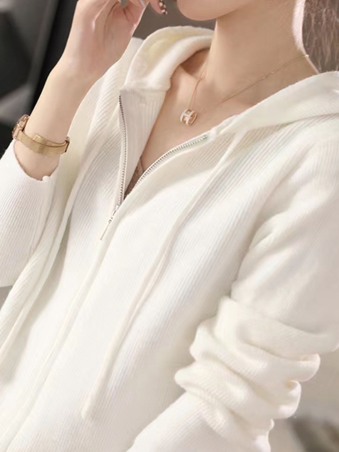 Helga | Long sleeve hoodie with drawstring and zip fastening