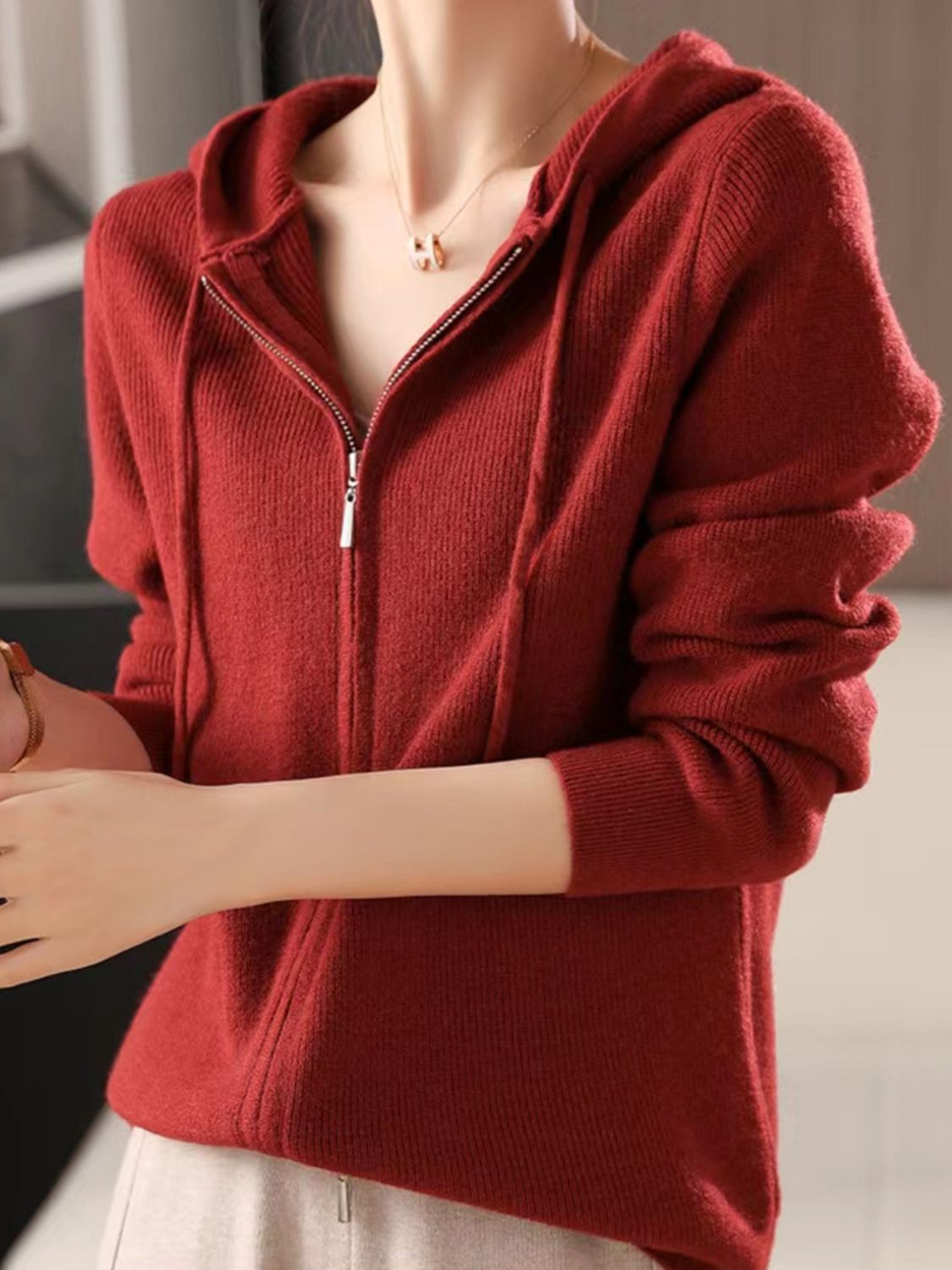Helga | Long sleeve hoodie with drawstring and zip fastening