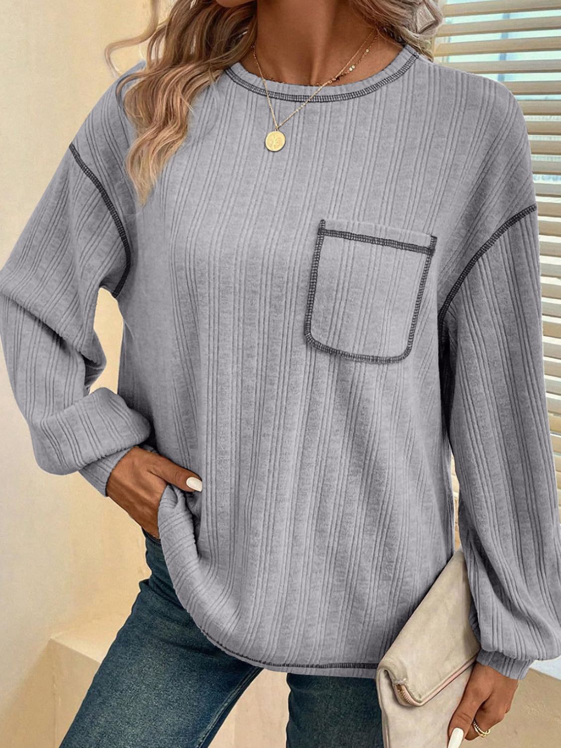 Hildegard | Long-sleeved t-shirt with a crew neck and contrast stitching