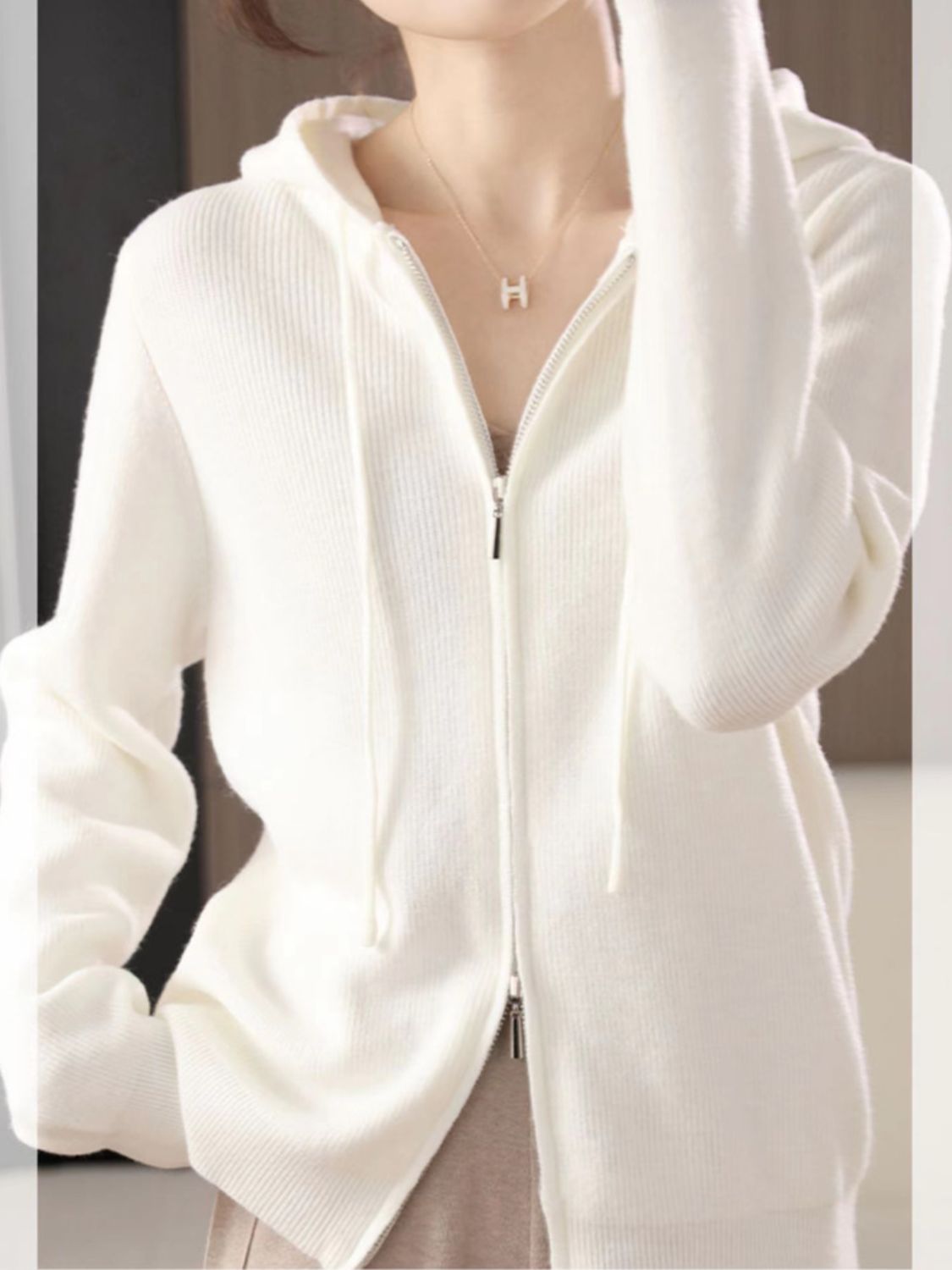 Helga | Long sleeve hoodie with drawstring and zip fastening