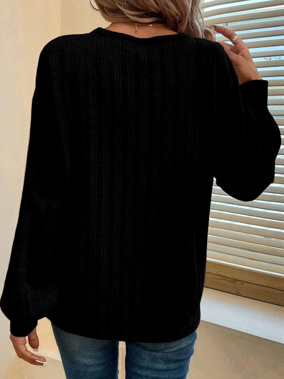 Hildegard | Long-sleeved t-shirt with a crew neck and contrast stitching