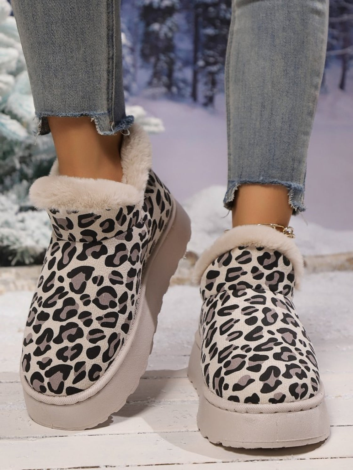 Angeline's | Thermal leopard platform boots with a round toe