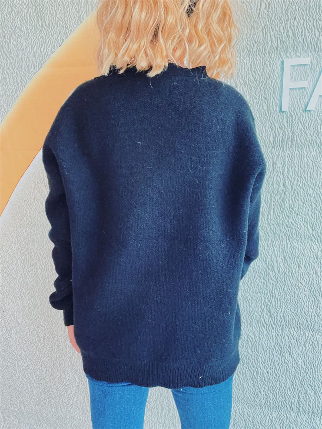 Ines | Long-sleeved cardigan with floral buttons and V-neck
