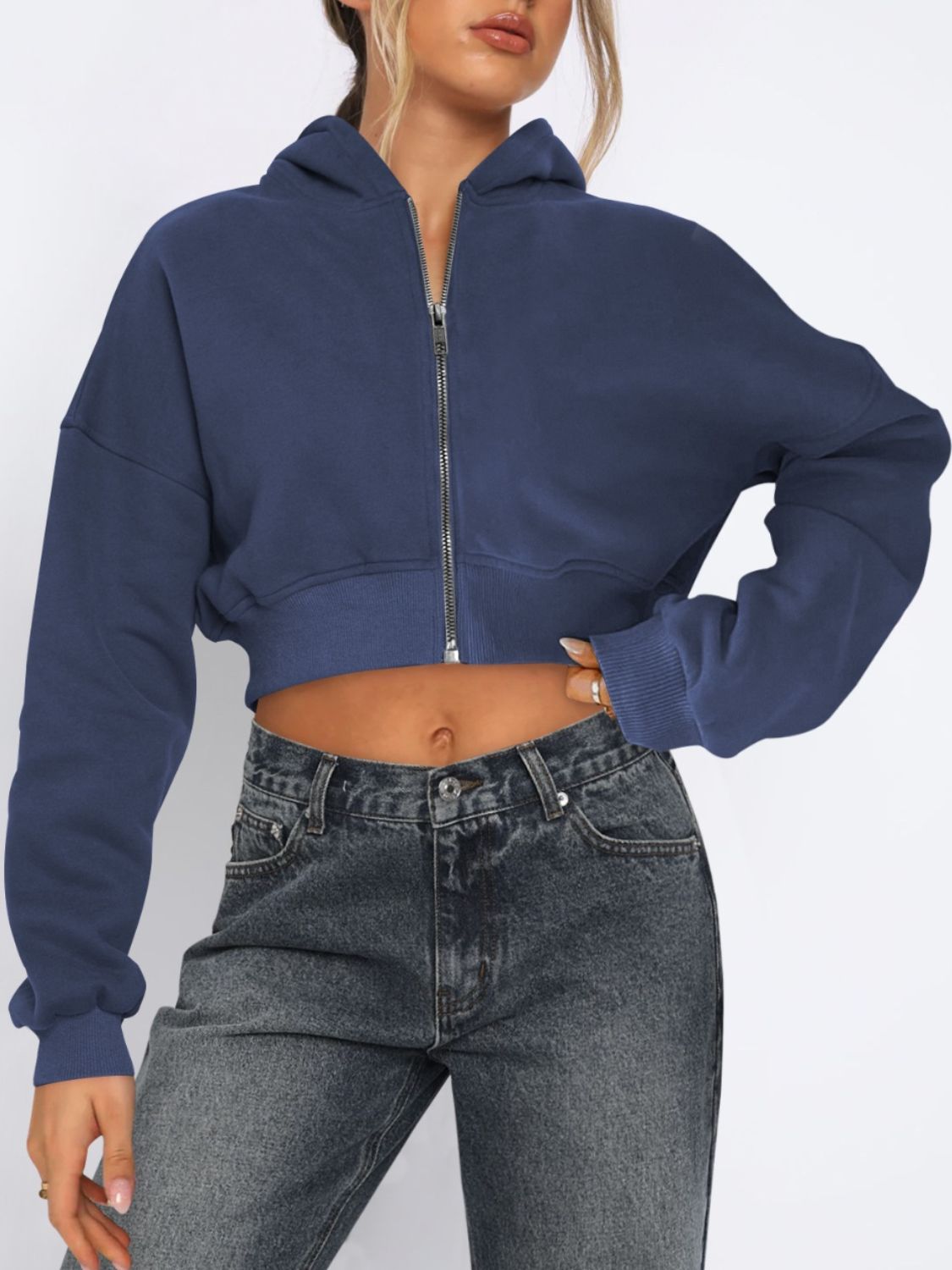 Evelyn | Cropped, long-sleeved jacket with hood and zip