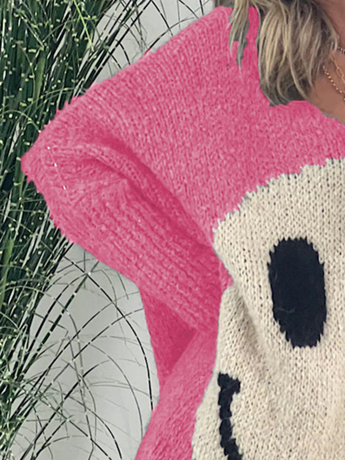 Laura | Long-sleeved sweater with a smiling face and a V-neck