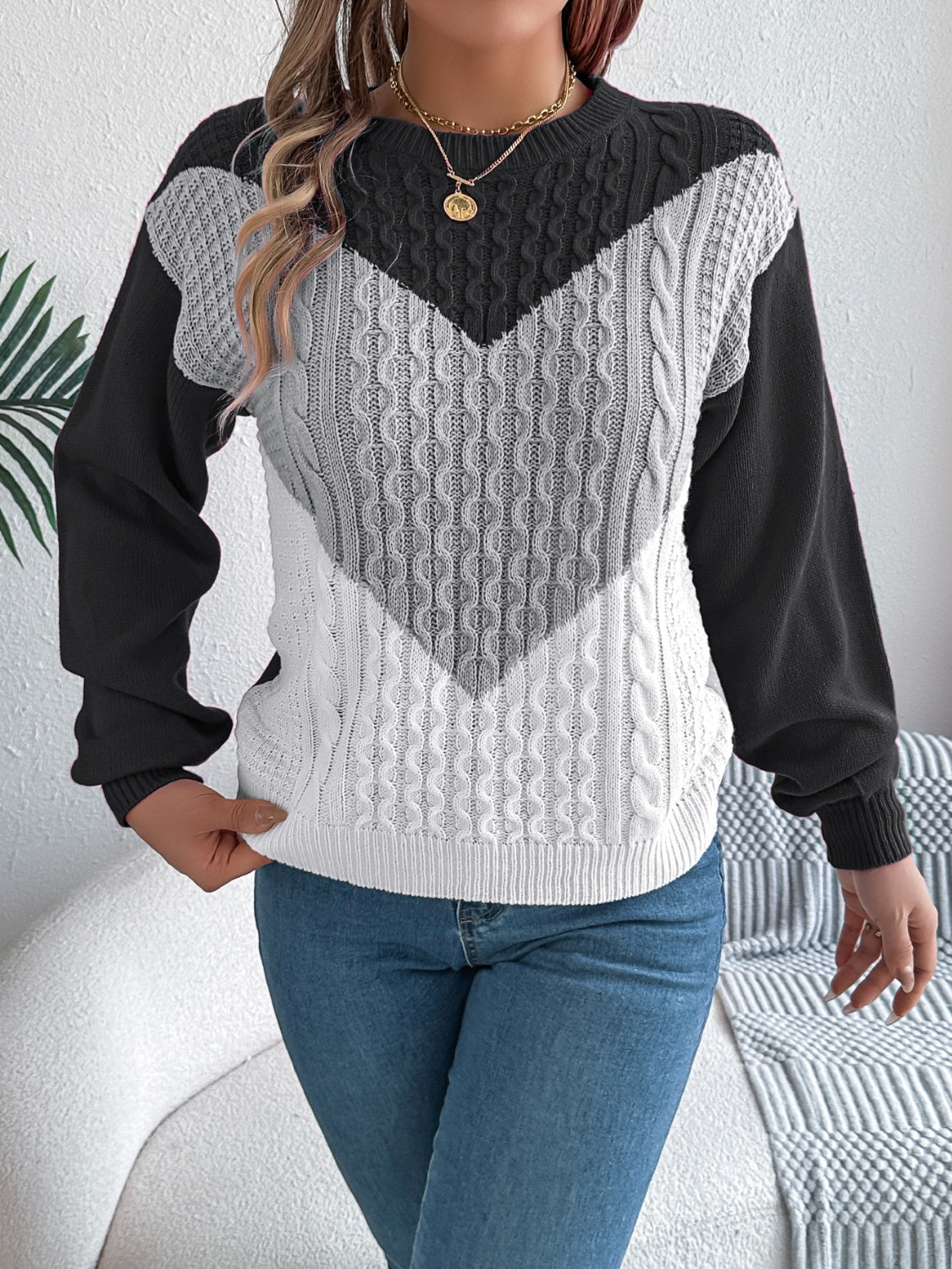 Dominique | Contrasting long-sleeved sweater with a crew neck