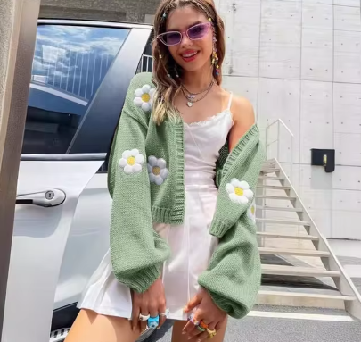 Abigail | Cardigan with large floral embroidery