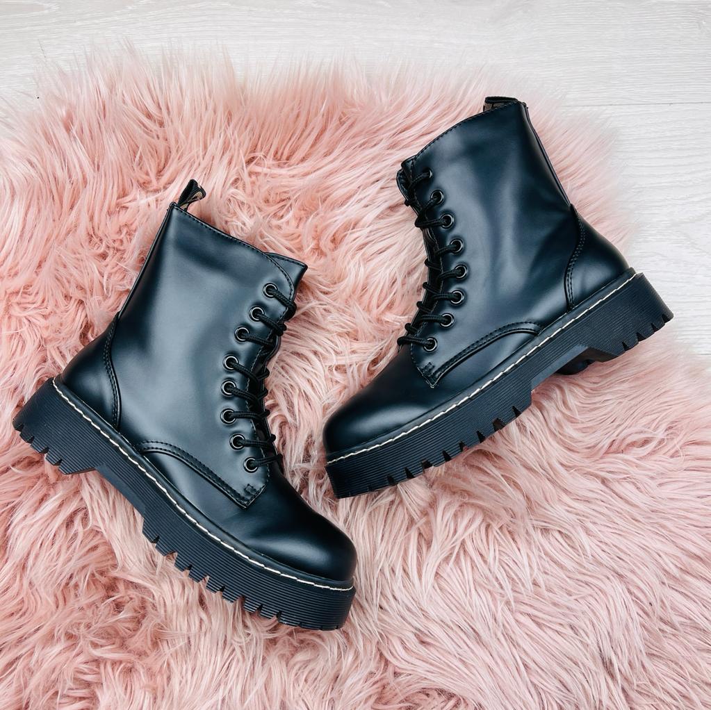 Verónica | Shiny black boots