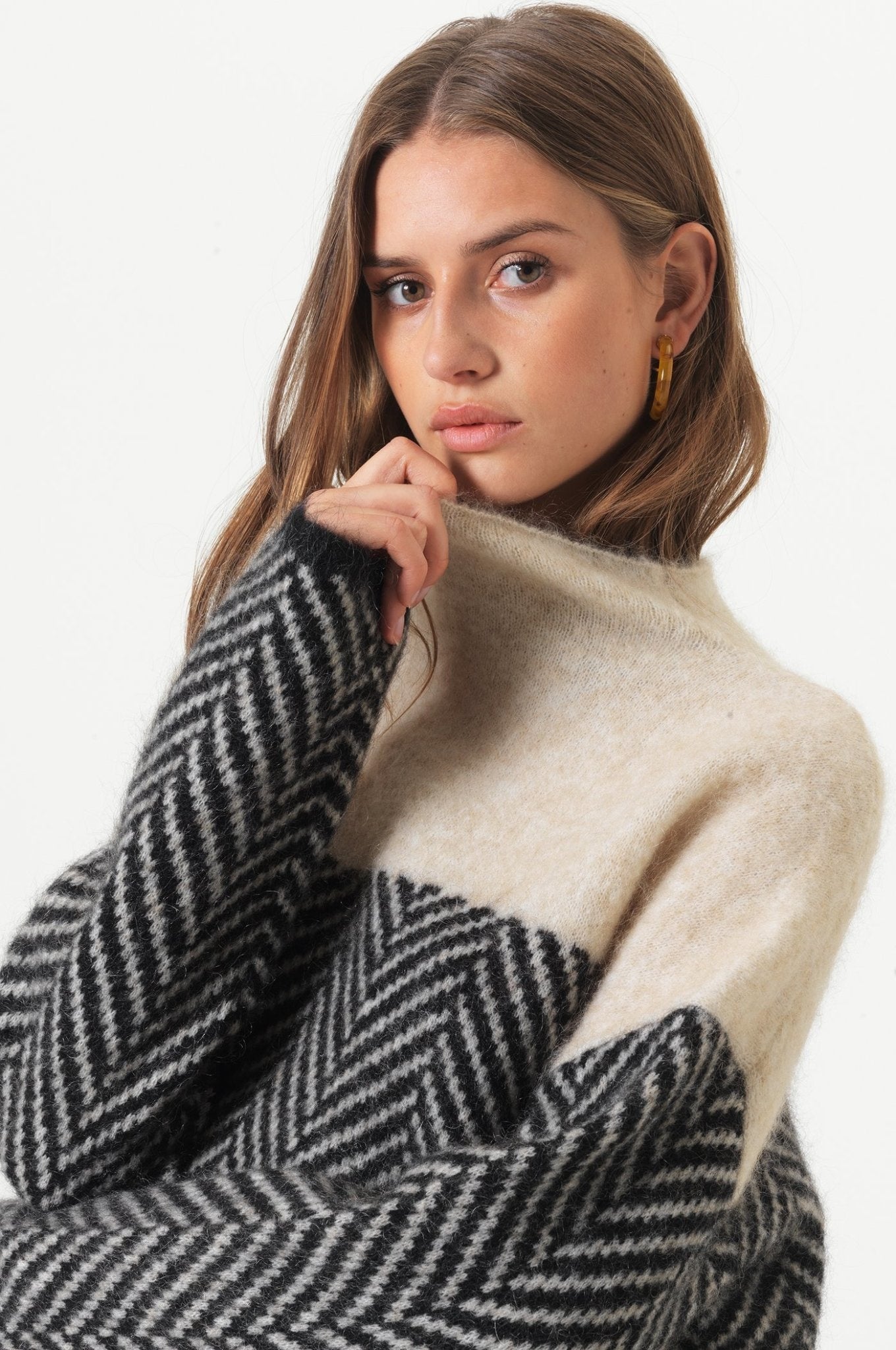 Wendy | Contrasting mesh blouse with stand-up collar