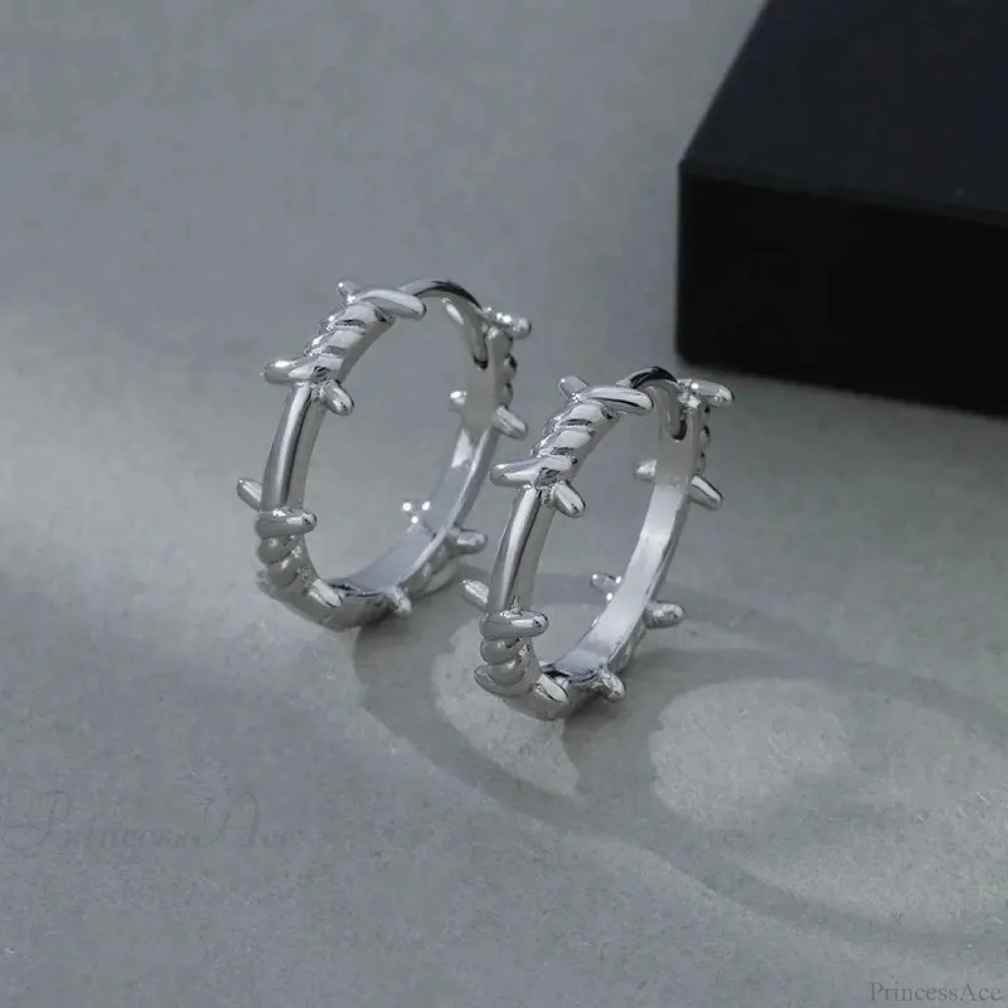 Shiny Thorns Circle Five-Pointed Star Earring