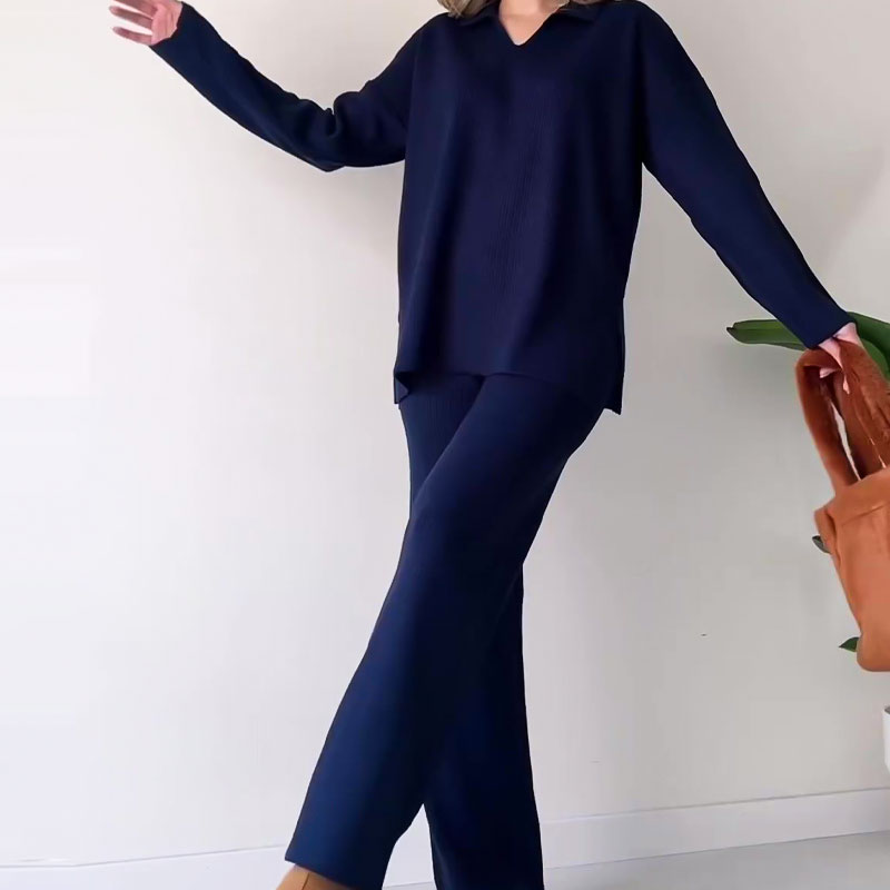 Lina | Casual two-piece suit with a V-neck and slit.